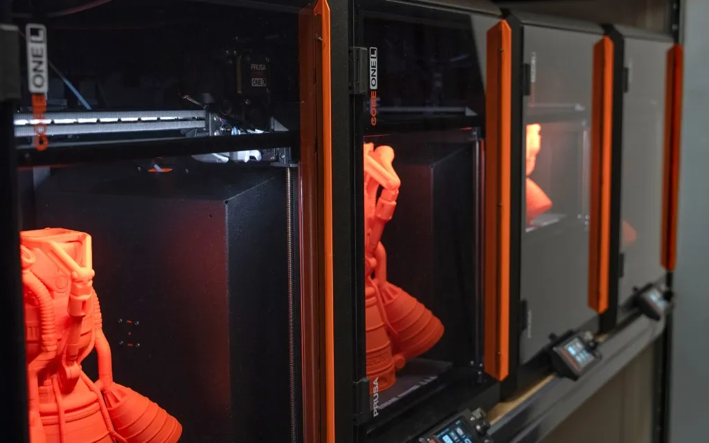 Reihe von Prusa CORE One L Druckern in Produktion